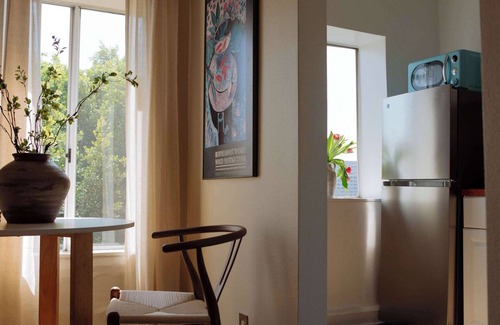 Beachwood Canyon Apartment | Modern Studio in Beachwood Canyon