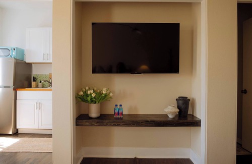 Beachwood Canyon Apartment | Modern Studio in Beachwood Canyon