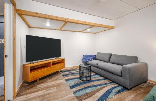 Mayfield House | Modern Studio in Beach Resort near TC