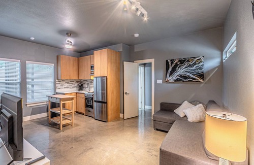 South Dallas - Fair Park Apartment | Modern studio in fabulous Dallas with WiFi, full kitchen and washer/dryer.