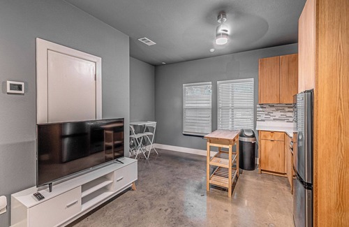 South Dallas - Fair Park Apartment | Modern studio in fabulous Dallas with WiFi, full kitchen and washer/dryer.