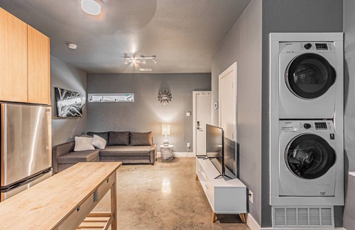 South Dallas - Fair Park Apartment | Modern studio in fabulous Dallas with WiFi, full kitchen and washer/dryer.