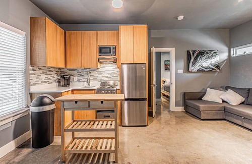 South Dallas - Fair Park Apartment | Modern studio in fabulous Dallas with WiFi, full kitchen and washer/dryer.