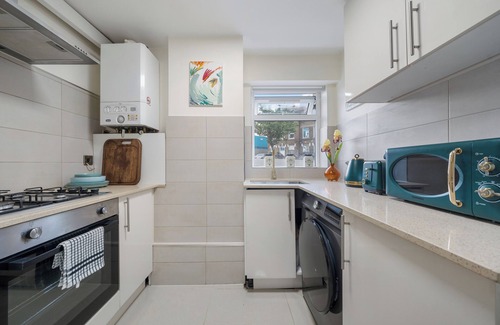 North Acton Apartment | Modern Studio in Leamington Park + Free Parking