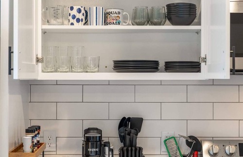 Indianapolis House | Modern Studio: Kitchen, Garage & Near Downtown!