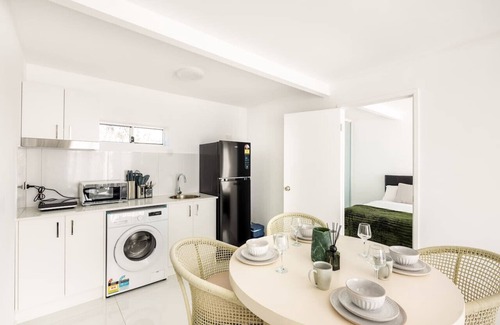 Sunnybank House | Modern Studio Retreat in Heart of Sunnybank