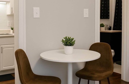 Hyde Park Apartment | Modern Studio Retreat– Near Museum & Parks