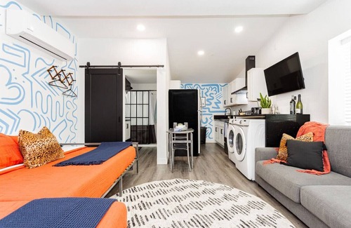 Beverly Green House | Modern Studio Retreat: Steps to Iconic Vegas Strip