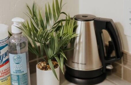Medford Apartment | Modern Studio unit next to downtown Medford. Features a plush King bed, private outdoor space, fast WiFi, and a well-equipped mini-kitchen. Perfect for couples or solo travelers.