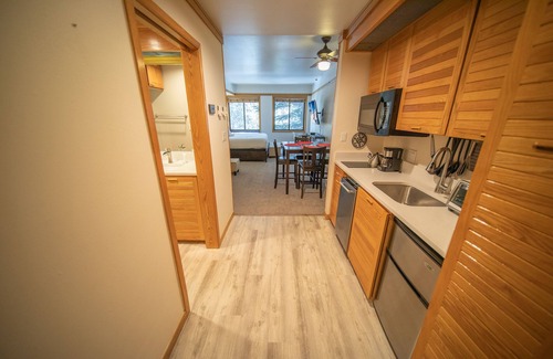 Mountain House Condo | Modern studio with an easy walk to the slopes