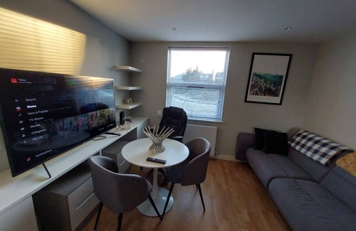 Southgate Green Apartment | Modern studio with high speed WiFi.