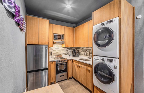 Dallas Apartment | Modern studio with WiFi, full kitchen with wash/dryer close to downtown Dallas.