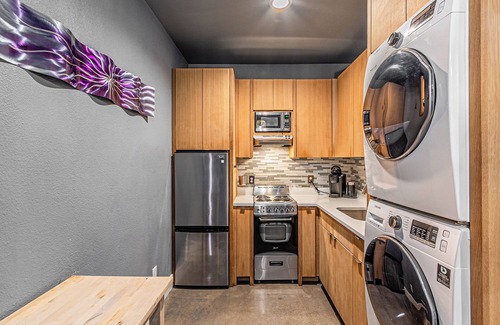 Dallas Apartment | Modern studio with WiFi, full kitchen with wash/dryer close to downtown Dallas.
