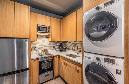 Dallas Apartment | Modern studio with WiFi, full kitchen with wash/dryer close to downtown Dallas.