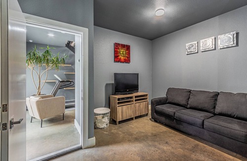 Dallas Apartment | Modern studio with WiFi, full kitchen with wash/dryer close to downtown Dallas.