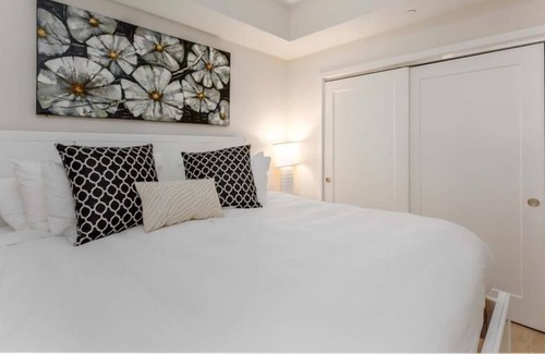 Central-Maverick Square - Paris Street Apartment | Modern Studio | Work Desk + WiFi | Minutes from Logan International | GLS