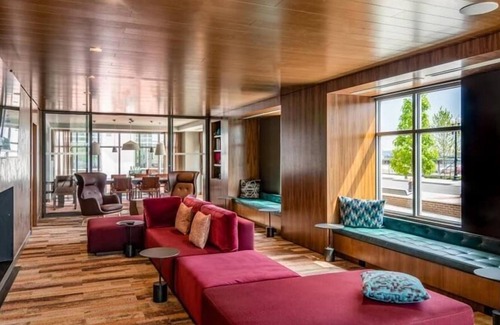 Central-Maverick Square - Paris Street Apartment | Modern Studio | Work Desk + WiFi | Minutes from Logan International | GLS