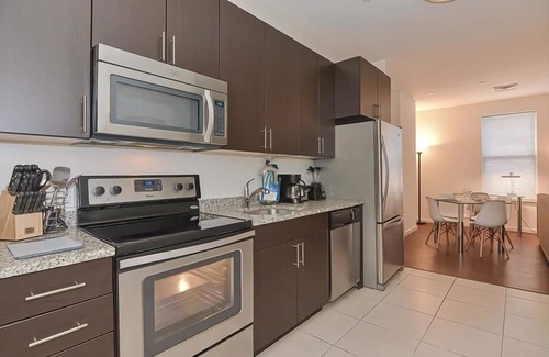 Central-Maverick Square - Paris Street Apartment | Modern Studio | Work Desk + WiFi | Minutes from Logan International | GLS