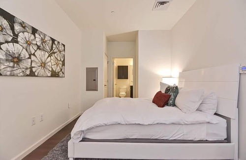 Central-Maverick Square - Paris Street Apartment | Modern Studio | Work Desk + WiFi | Minutes from Logan International | GLS