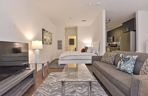 Central-Maverick Square - Paris Street Apartment | Modern Studio | Work Desk + WiFi | Minutes from Logan International | GLS