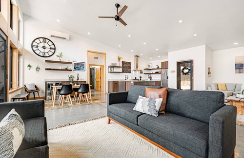 Moab South Valley House | Modern stunner close to hiking with lots of space, amazing mountain views & W/D