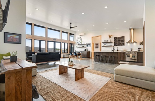Moab South Valley House | Modern stunner close to hiking with lots of space, amazing mountain views & W/D
