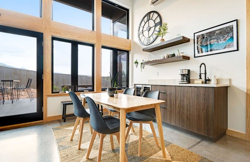 Moab South Valley House | Modern stunner close to hiking with lots of space, amazing mountain views & W/D