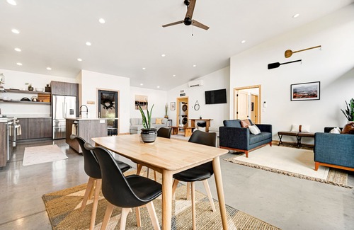 Moab South Valley House | Modern stunner close to hiking with lots of space, amazing mountain views & W/D