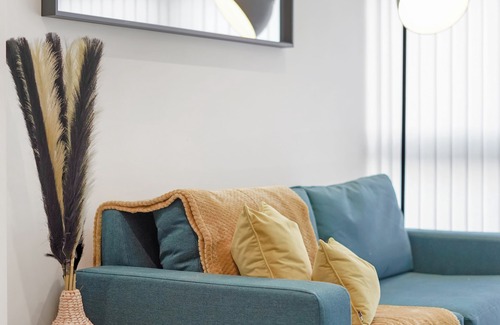 Slough Apartment | Modern & Stunning 1 BDR APT- On-site free Parking- Slough