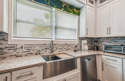 Ybor City House | Modern Stylish Bubgalow Tampa/Ybor near Downtown & Arenas & Stadium 4br/2ba