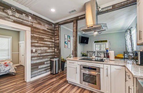 Ybor City House | Modern Stylish Bubgalow Tampa/Ybor near Downtown & Arenas & Stadium 4br/2ba