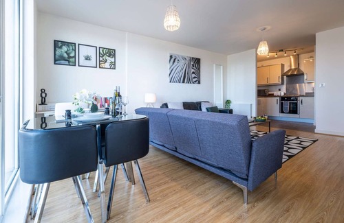 Central Milton Keynes House | Modern, stylish city centre apartment near train station