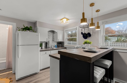 Fenton House | Modern & Stylish Fenton Retreat: Walk to Downtown!