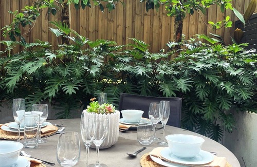 Bondi Apartment | Modern & Stylish Garden Apartment In Bondi. Close To The Beach!