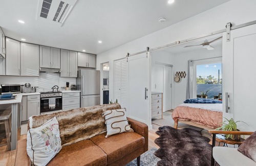 Talmadge Cottage | Modern & Stylish Urban Cottage in desirableTalmadge Neighborhood
