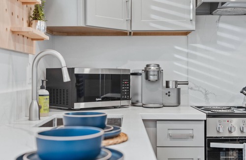 Talmadge Cottage | Modern & Stylish Urban Cottage in desirableTalmadge Neighborhood