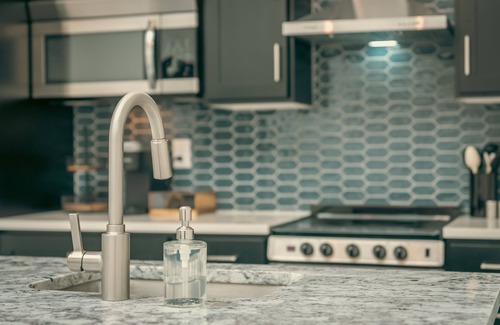 Logan Apartment | Modern Suite ~ Above Starbucks ~ Fast Wi-fi