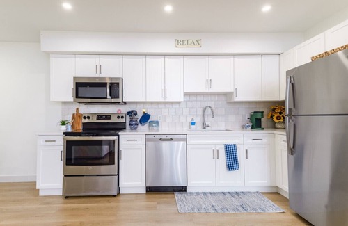 Black Mountain Apartment | Modern Suite by Black Mountain Golf Club