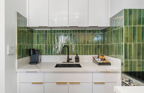 Waikiki Condo | Modern Suite/Free Parking/View/AC/King Bed/Kitchen/Prime Location