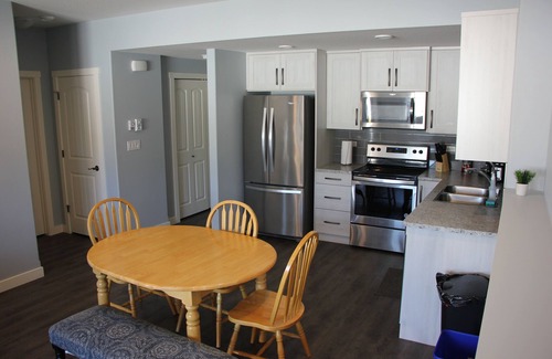 Red Deer House | Modern Suite in Beautiful Neighborhood