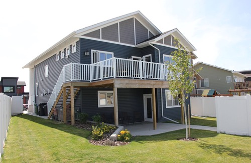 Red Deer House | Modern Suite in Beautiful Neighborhood