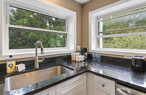 Port Crane Apartment | Modern Suite | Near BU, Hospitals & Downtown | NY
