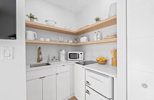 Parrot Cove Apartment | Modern Suite-Sofa Bed-Near beach - Suite 6