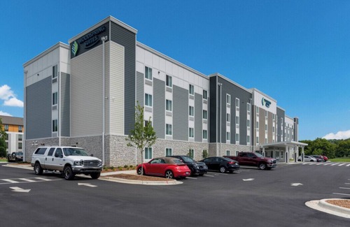 Lowell Hotel | Modern Suite with Full Kitchen Near Pinnacle Promenade and Shiloh Memorial Park