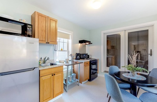Seal Cove House | Modern suite with WiFi & decks - near hiking, biking, & ocean shore