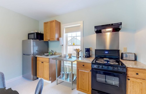 Seal Cove House | Modern suite with WiFi & decks - near hiking, biking, & ocean shore