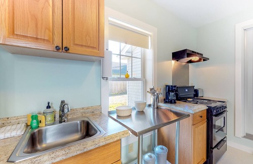 Seal Cove House | Modern suite with WiFi & decks - near hiking, biking, & ocean shore