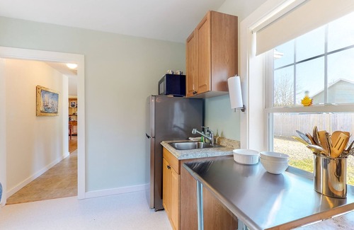 Seal Cove House | Modern suite with WiFi & decks - near hiking, biking, & ocean shore