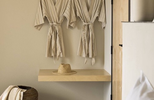 Downtown Palm Springs Hotel | Modern Suites w/Luxe Amenities, Complimentary Bikes & Poolside Lounge
