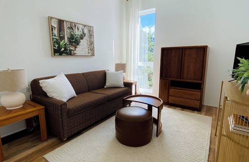 Courtenay House | Modern, sunny, eco retreat perched above a trendy jewelry studio!